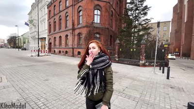 Prelievo pubblico: bella ragazza si fa scopare per un iPhone e si fa sborrare nella figa CleoModel